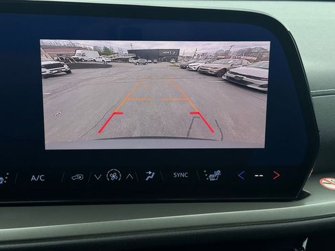 Used 2025 Chevrolet Traverse LT image 32