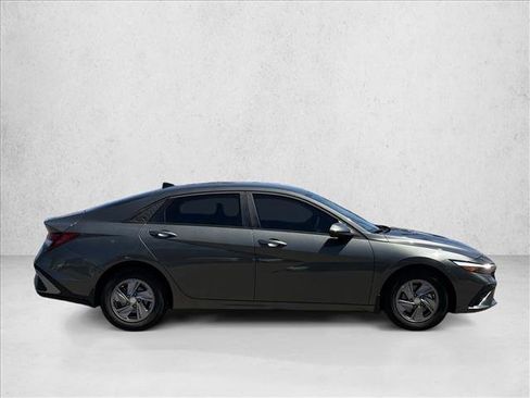 Certified 2025 Hyundai Elantra SE FWD image 4