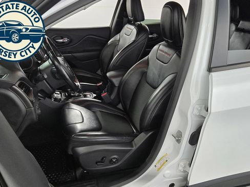 Used 2019 Jeep Cherokee Trailhawk w/ Comfort/Convenience Group AWD/4WD image 28