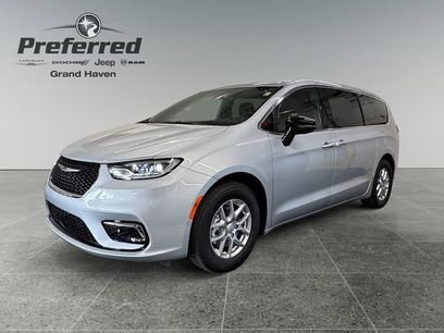 Used 2026 Chrysler Pacifica Select