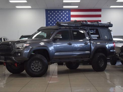 Used 2017 Toyota Tacoma TRD Off-Road image 5