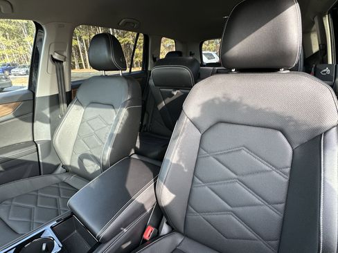 Used 2025 Volkswagen Atlas SE image 8