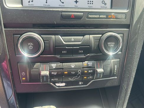 Used 2017 Ford Explorer XLT w/ Equipment Group 201A FWD image 22