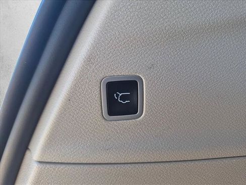 Used 2023 Chrysler Pacifica Touring-L FWD image 7