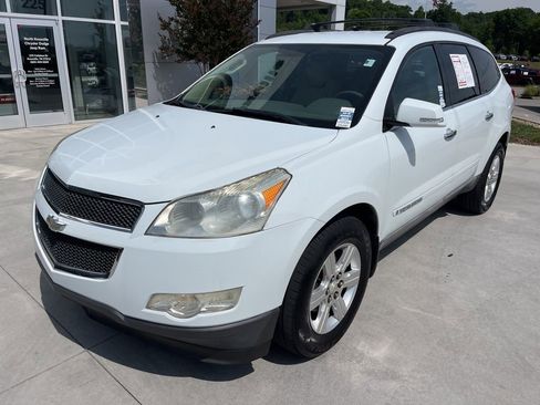 Used 2009 Chevrolet Traverse LT FWD image 1