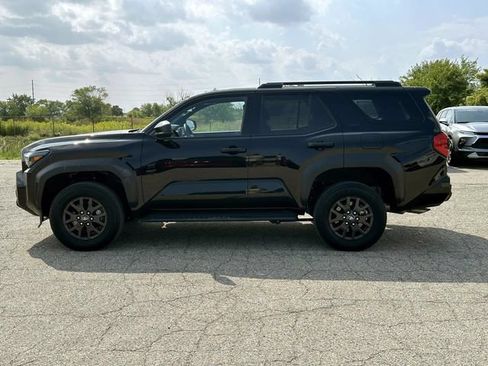 Used 2025 Toyota 4Runner SR5 AWD/4WD image 2