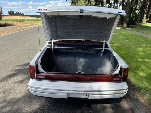 Used 1994 Lincoln Town Car Executive RWD image 36