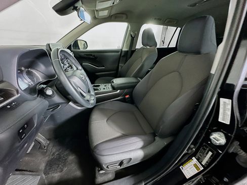 Used 2023 Toyota Highlander LE image 13