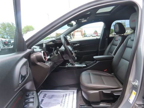 Used 2025 Chevrolet Trax RS w/ Sunroof Package FWD image 18