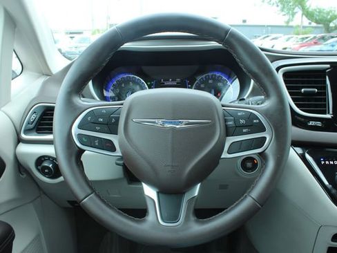 Used 2017 Chrysler Pacifica Touring-L w/ Tire & Wheel Group FWD image 25