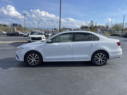 Used 2017 Volkswagen Jetta SE image 3