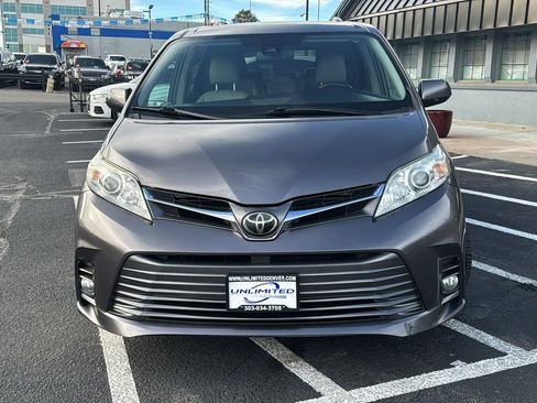 Used 2018 Toyota Sienna XLE image 8