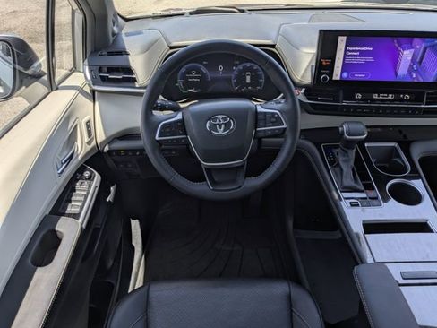 Used 2025 Toyota Sienna Platinum FWD image 25