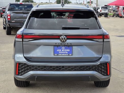 Used 2025 Volkswagen Tiguan SE R-Line FWD image 8