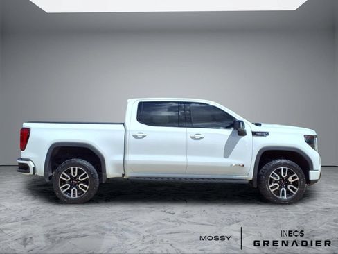 Used 2022 GMC Sierra 1500 AT4 w/ AT4 Premium Package AWD/4WD image 8