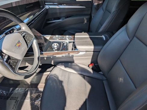 Used 2025 Cadillac Escalade ESV Luxury AWD/4WD image 12