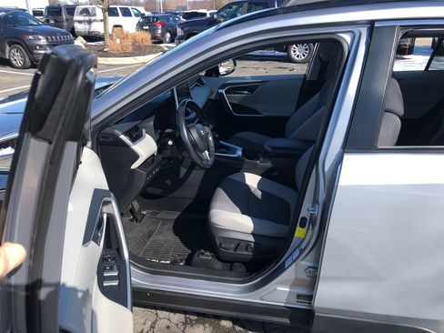 Used 2019 Toyota RAV4 XLE image 18