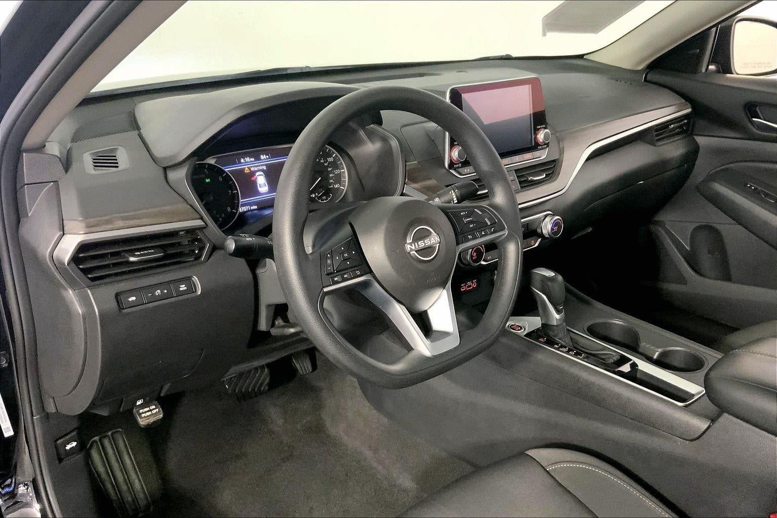 Used 2025 Nissan Altima 2.5 SV FWD image 14