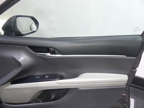Used 2020 Toyota Camry SE w/ Sunroof Package image 19