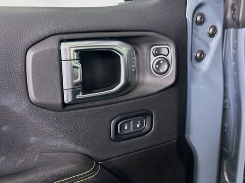 Used 2025 Jeep Wrangler Unlimited Sahara AWD/4WD image 15