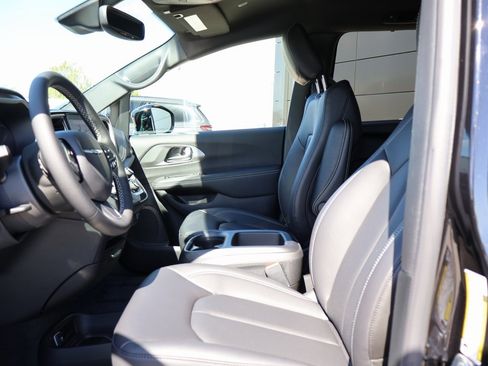 New 2026 Chrysler Pacifica Select image 22
