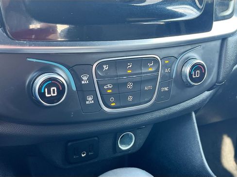 Used 2023 Chevrolet Traverse LT FWD image 16