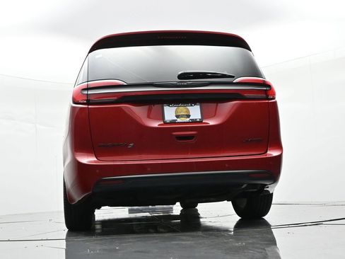 Used 2025 Chrysler Pacifica Limited FWD image 42