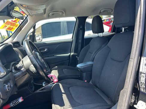Used 2018 Jeep Renegade Altitude FWD image 19