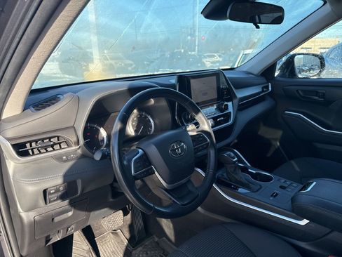 Used 2023 Toyota Highlander LE image 12