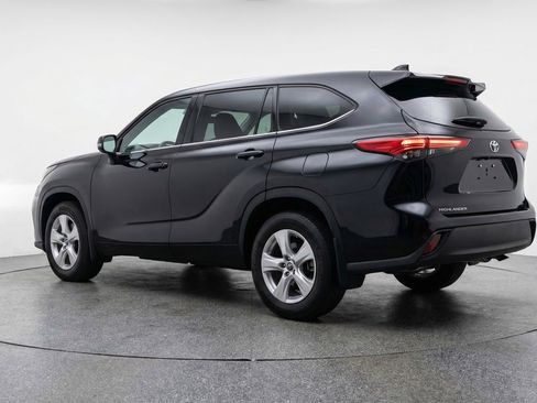 Used 2025 Toyota Highlander LE FWD image 6