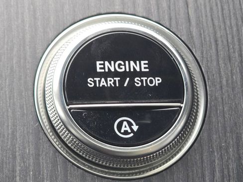 Used 2025 Mercedes-Benz GLC 300 4MATIC image 35