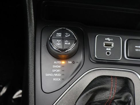 Used 2022 Jeep Cherokee Trailhawk AWD/4WD image 43