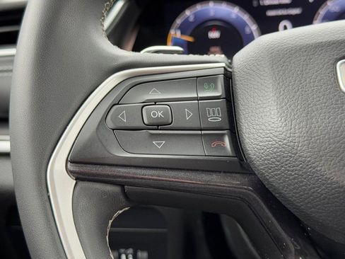 Used 2023 Jeep Grand Cherokee Laredo image 16