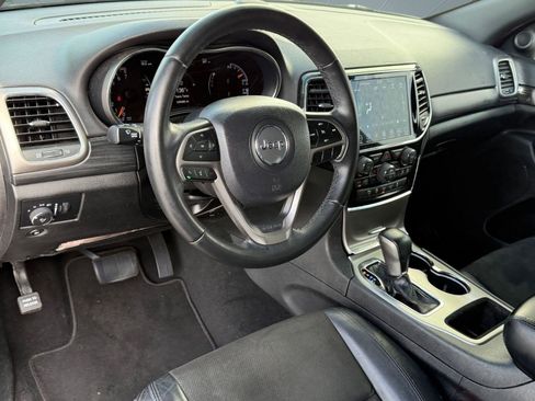 Used 2019 Jeep Grand Cherokee Laredo w/ Laredo X Package image 4