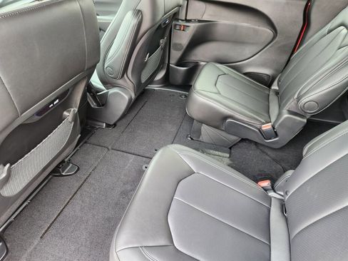 New 2026 Chrysler Pacifica Select image 9