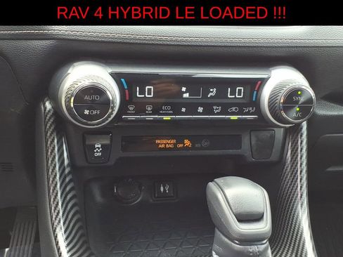 Used 2019 Toyota RAV4 LE w/ Carpet Mat Package AWD/4WD image 19