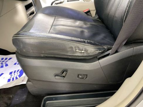 Used 2014 Chrysler Town & Country Touring w/ Driver Convenience Group image 25