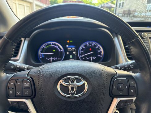 Used 2019 Toyota Highlander XLE AWD/4WD image 14