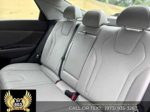 Used 2023 Hyundai Elantra Limited w/ Preferred Accessory Package FWD image 9