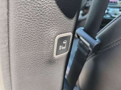 Used 2025 Chrysler Pacifica Select FWD image 11