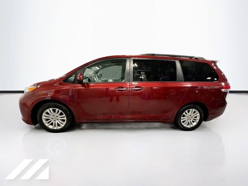 Used 2014 Toyota Sienna XLE w/ Entertainment Package image 8