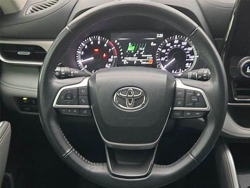 Used 2024 Toyota Highlander LE AWD/4WD image 13