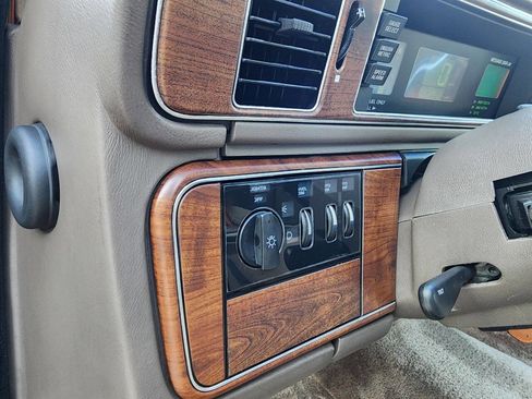 Used 1988 Lincoln Continental Signature image 26