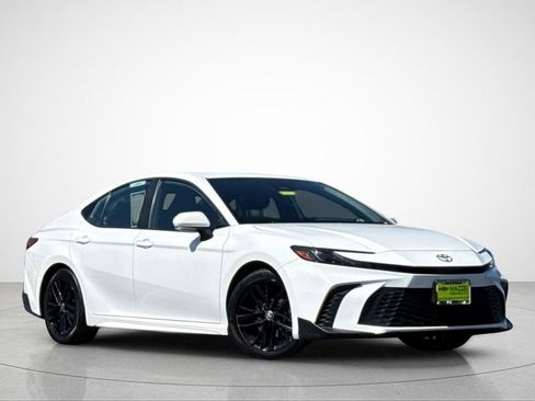 Used 2025 Toyota Camry SE FWD image 2