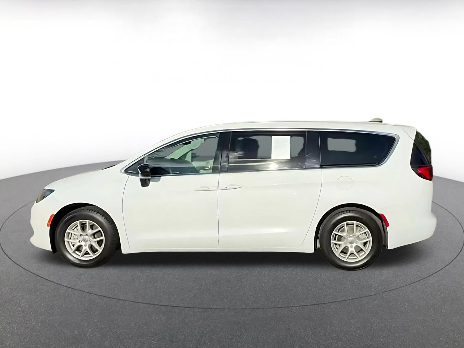 Used 2024 Chrysler Voyager LX FWD image 7