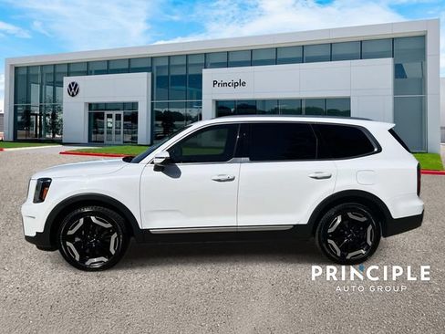 Used 2024 Kia Telluride EX w/ EX Captain's Chair Package FWD image 6
