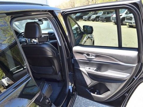 Used 2023 Jeep Grand Cherokee Limited w/ Black Appearance Package AWD/4WD image 34
