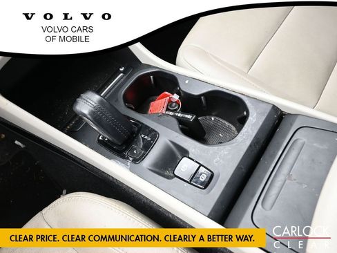 Used 2019 Volvo XC40 T4 Momentum image 19