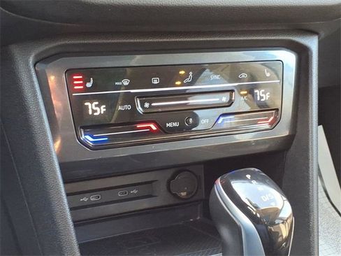 Used 2022 Volkswagen Tiguan SE image 16