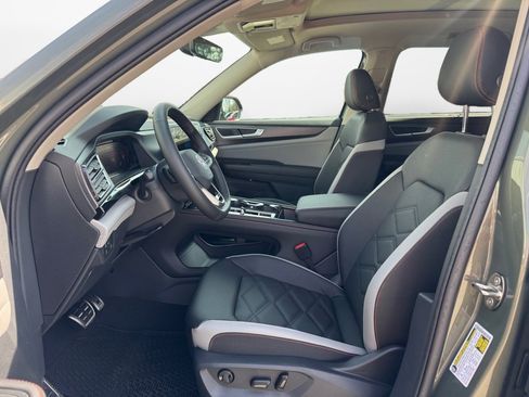 New 2026 Volkswagen Atlas Peak Edition image 9